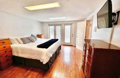 Newly Remodeled spacious units, minutes from mountains, inlet, downtown and airport - Photo 39