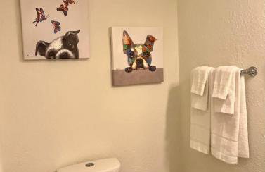 Spacious 4 BR 2BA Home with Bar and Fenced Yard - Foto 19