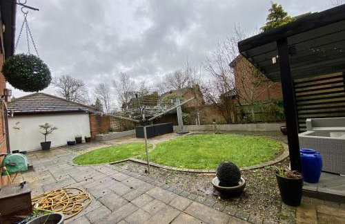 Beautiful 5 Bed 3 Bathroom Detached Family Home 8 - Photo 22