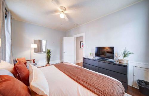 Retro 1BR in Elizabeth with Porch & Eclectic Design - Foto 32