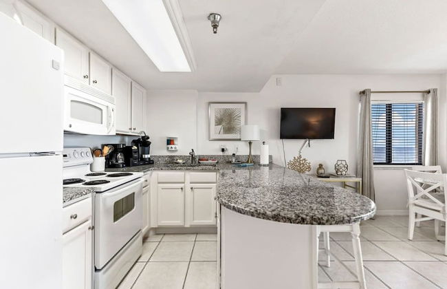 Top Floor Oceanfront Condo w Pool Beach Access - Foto 14