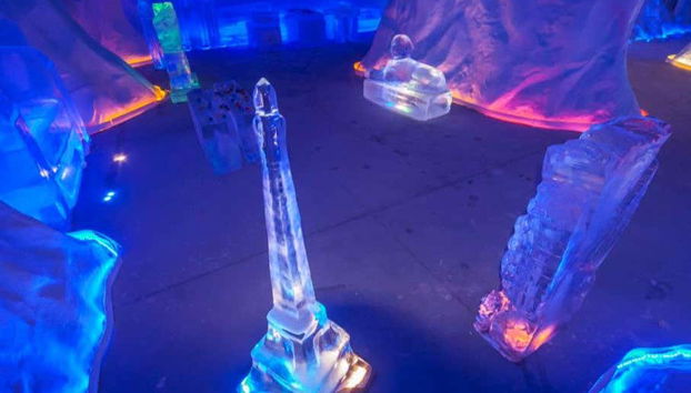 Já imaginou ver a Torre Eiffel feita totalmente de gelo?