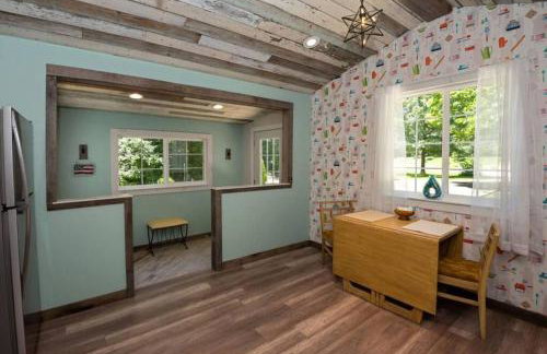 Little Blue Cottage: a wooded getaway near beaches and towns - Foto 16