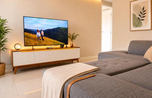Apartamento Espaçoso e Completo com 3 Quartos - 2 Banheiros - Até 6 Pessoas - Check-in Automático 24h - Garagem Coberta - Foto 2