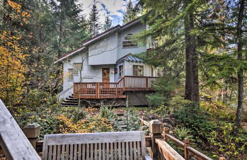 Enchanting Escape with Hot Tub, Decks and Views! - Foto 29
