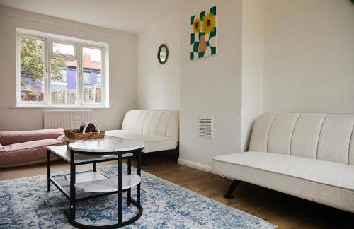 Stylish Wembley Home with Hot Tub, Parking & Garden - Foto 15