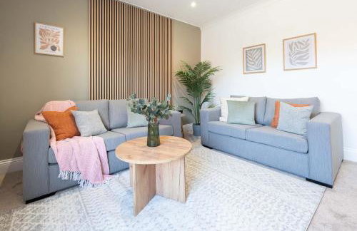 Stylish 2 Bedroom Flat Near Leeds Centre with Free Parking, Ideal for Contractors & Long Stays - NordStay - Foto 7