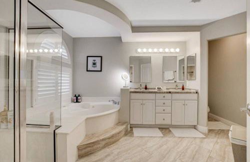 Beautiful 5BR w/King Beds, Pool & Hot Tub, Games - Photo 19