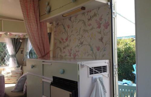 Kitty Unique 60s Caravan set in Pretty Garden - Foto 4