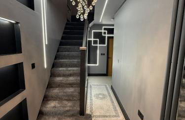 SK Stays Modern Luxury Home With Jacuzzi Bath & Cinema Room - Foto 17