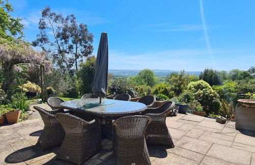 Stunning house, fenced garden, and outdoor dining! - Foto 1