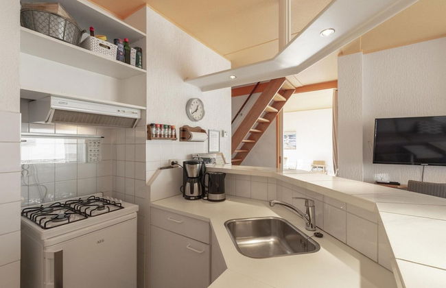 Cozy Holiday Home With Terrace - Photo 4