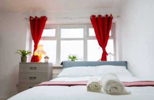 Beautiful Modern Home in London, Free Parking, Family Home, Sleeps 9, Close to Railway Station - Foto 10