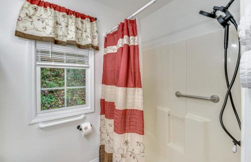 Enchanting Creekside Cottage with Hot Tub - Foto 15