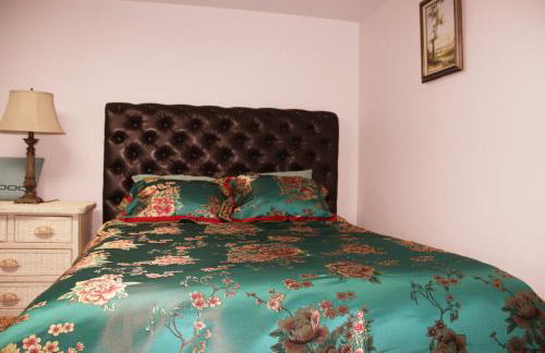 Roomy 2 bedroom 1 bath with private entrance, with fenced yard, and sports court - Foto 11