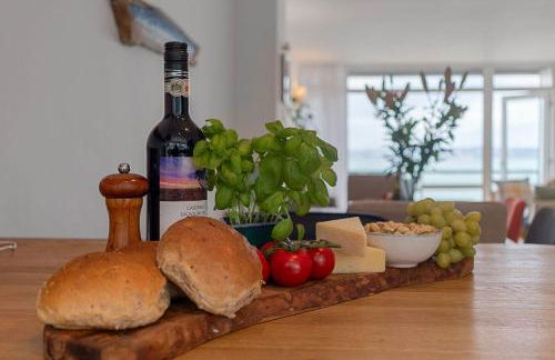 Seaside Rendezvous - Sleeps 7, Sea Views & Parking - Foto 14