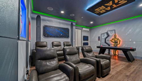 Epic Playhouse Getaway - Castle & Superhero Bunks Theater Private Pool No Rear Neighbors - Foto 4