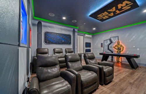 Epic Playhouse Getaway - Castle & Superhero Bunks Theater Private Pool No Rear Neighbors - Foto 4