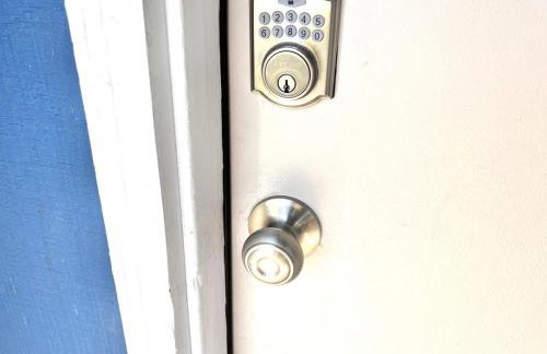 Main St New with AC Monthly stays Charming Cottage KING BED - Foto 28