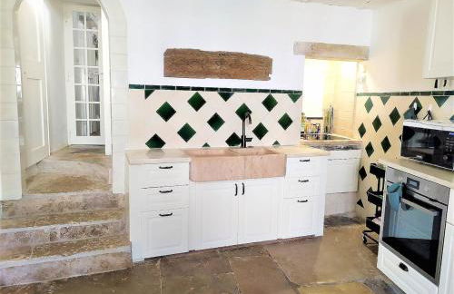 Charming Coastside Villa - Photo 31