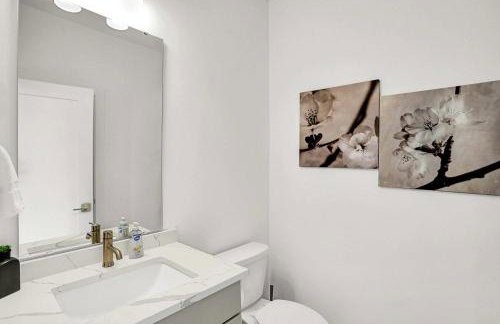 Luxury Townhouse with Fireplace Rooftop Deck Close to Downtown-Family Friendly - Foto 58