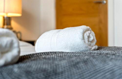 Luxury 1-Bed Apartment in JQ, Sleeps 3, Parking & Netflix, Ideal for contractors - Foto 8