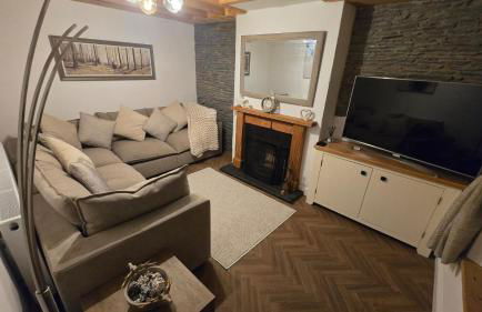 Cwm Uchaf Holiday Home, hot tub and horse view! - Photo 10