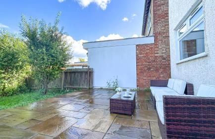 Promo Rate - New Malden 3BDR House with Garden & FREE Parking near Raynes Park, Kingston upon Thames & Wimbledon by NourNest Apartments - Foto 14