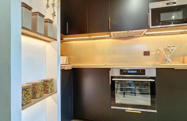 Modern 2BR Apt with Mountain Views & Private Parking - Foto 19