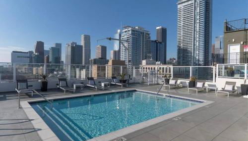 Iconic Heart of DTLA Loft with Rooftop Pool Jacuzzi Gym - Foto 5, sunbed