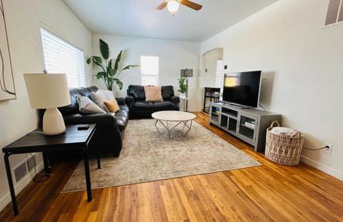 Home Sweet Idahome, feels like home with all the decor you wish you could afford King bed in master, fully fenced dog friendly yard, a few blocks from BSU and downtown Boise, Your perfect stay! - Foto 1