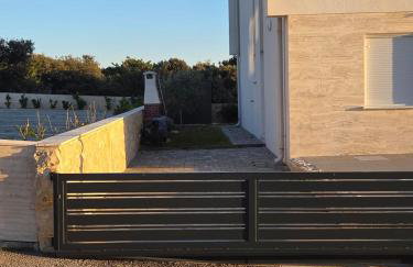 Dolphin view with a pool by the beach - Foto 23