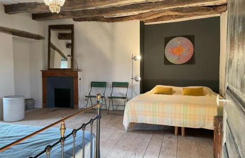 Historic Mansion by River Cénevières - Foto 30