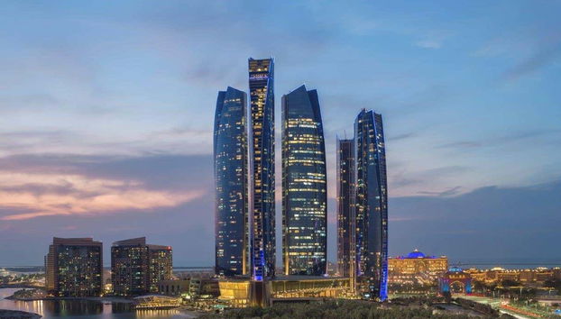 Vue sur les Etihad Towers à la tombée de la nuit
