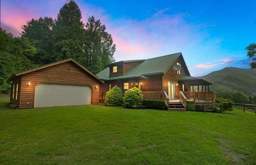 Cozy Mountain Retreat W/ Scenic Views 3 Bedroom Home by RedAwning - Photo 2