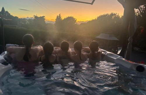 Sunset Retreat Cabin, Private Hot Tub with Mini Cinema Projector & Garden views - Foto 25