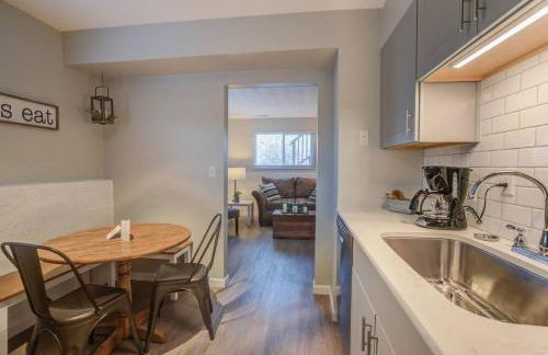 Romantic Getaway Base of Mountains Parks & Trails - Foto 16