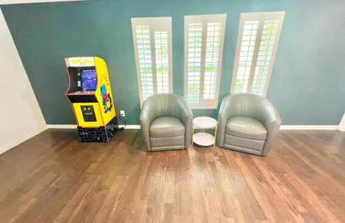 Dream Vacation Home w Heated Pool Close to Beaches Clearwater St Pete Quiet with Big Backyard - Foto 16