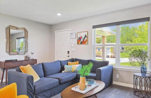 Peaceful and Relaxing Getaway w Beautiful Pool - Photo 7