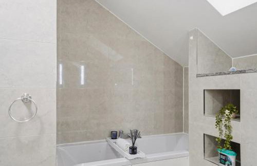 Spacious Ensuite Home near M6 with Driveway Parking - Foto 21