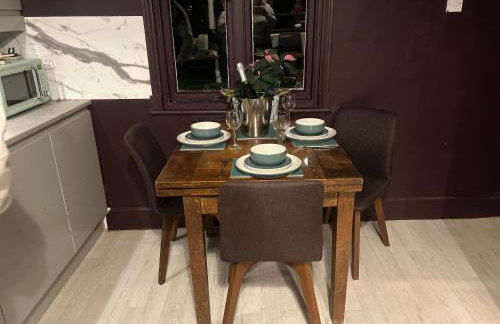 Park View is a beautiful whole entire house close to town centre, sleeps 8 in 4 rooms, 2 doubles and 4 single beds with 2 shower rooms, available for holidays, insurance stays, trades people, contractors, pets welcome - Foto 19