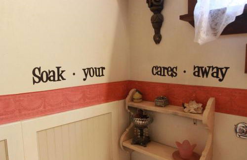 The Victorian Cottage at Creekside Camp & Cabins - Foto 17