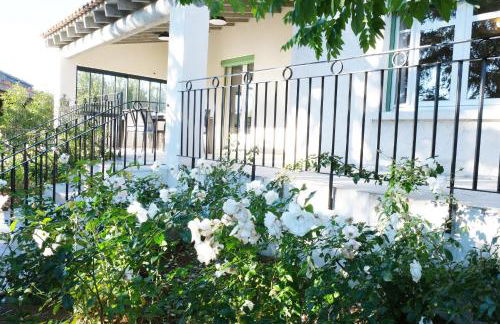 vacation rental with pool and poolhouse, close to arles in moulès- sleeps 8 - Foto 20