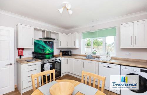 MUDEFORD ESCAPE by BOURNECOAST - A Chalet Bungalow with a Garden - Ideal for Family Getaways - HB9600 - Foto 8