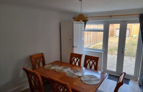 Entire 3 bedroom home with Parking in Welling, London, UK - Photo 56