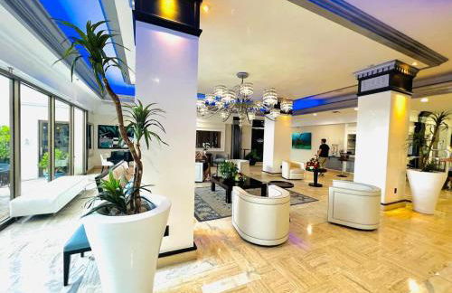 Stylish Beachfront Condo with Balcony & Ocean View - Foto 126