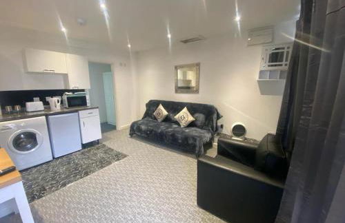 3 Bed Apartment - Sleeps 6 - Free Parking Wifi - Photo 13