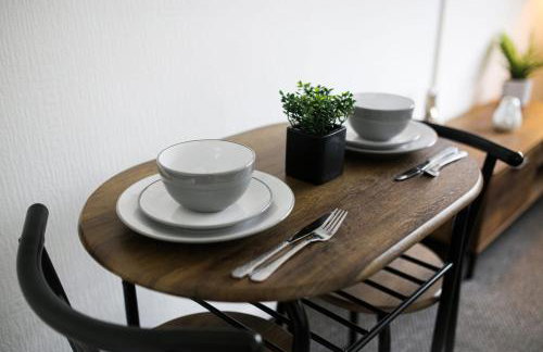 Detached Property With Secure Compound Parking - Foto 8