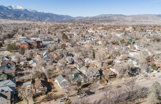 Pet Friendly 1900 Classic 3 Bedroom Value - Photo 32