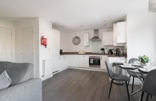 Comfortable 2-Bed Home with Parking & Fast Wi-Fi! - Photo 11